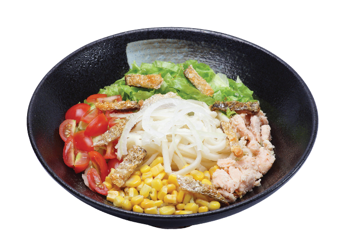 Salad mì udon và cá hồi hấp sốt mè